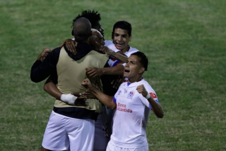 Mucha euforia en los festejos de los jugadores del Olimpia.