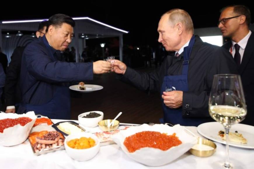 Los presidentes cerraron su pequeño banquete brindando con vodka, tradicional bebida rusa.