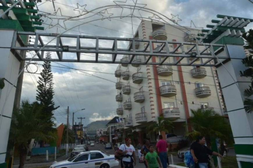 Llegando a La Ceiba le espera el Malecón Ceibeño y el muelle Reinaldo Canales son sitios turísticos por excelencia y una parada obligatoria para recrearse en familia junto al mar Caribe.