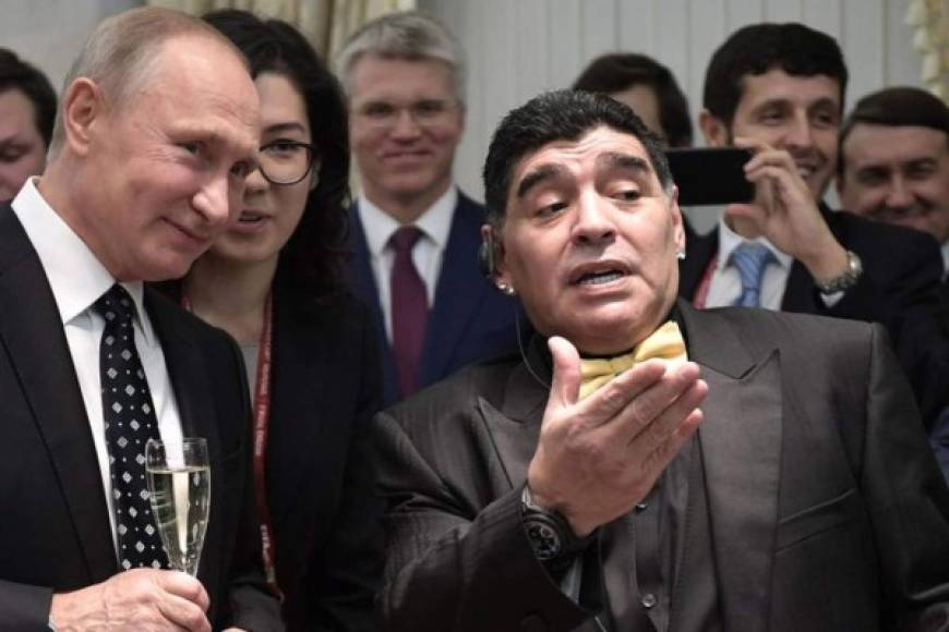 En una de sus últimas entrevistas la semana pasada, Maradona afirmó tener sus esperanzas puestas en Putin para acabar con la pandemia. 'Esto es lo peor que nos pudo pasar, nunca vi algo igual. Y a Latinoamérica le pega mucho más. Ojalá termine pronto. Yo confío en Putin, estoy seguro de que en poco tiempo va a tener una vacuna, porque esto ya no se aguanta más', dijo.