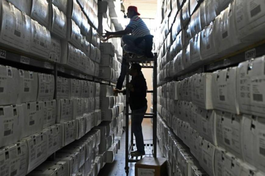 Workers prepare election material for its distribution throughout the country, for the upcoming general election, on November 20, 1017 in Tegucigalpa. <br/>Honduras will hold elections next November 26 to choose president, three vicepresidents, 128 deputies for the local congress an 20 for the Central American (Parlacen) and 128 mayoralties. / AFP PHOTO / ORLANDO SIERRA