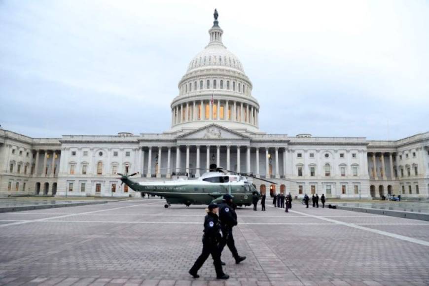 Un helicóptero de la Marina estadounidense se observa en las afueras del Capitolio.