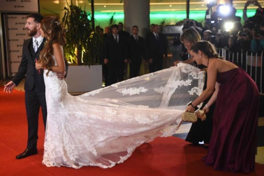 Argentine football star Lionel Messi and bride Antonella Roccuzzo pose for photographers just after their wedding at the City Centre Complex in Rosario, Santa Fe province, Argentina on June 30, 2017.<br/>Footballers and celebrities including pop singer Shakira gathered Friday for the 'wedding of the century' in Lionel Messi's Argentine hometown as the Barcelona superstar prepared to marry his childhood sweetheart Antonella Roccuzzo. / AFP PHOTO / EITAN ABRAMOVICH