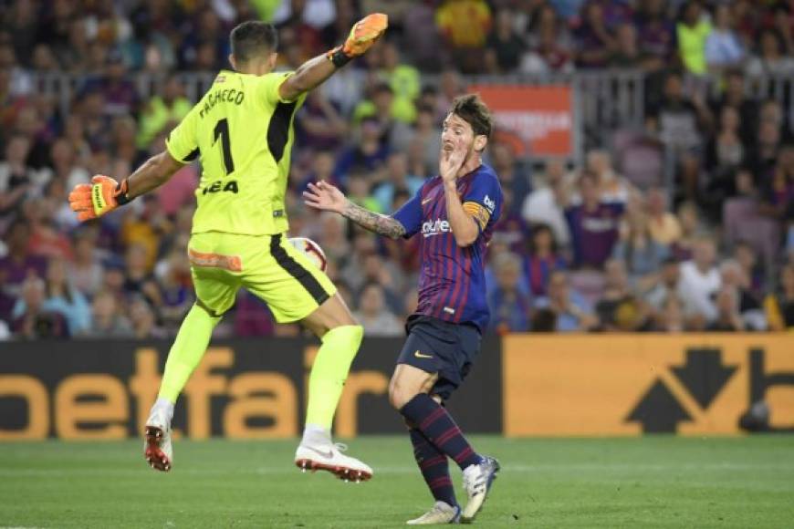 A Messi le costó en el principio superar al portero Fernando Pacheco del Alavés.