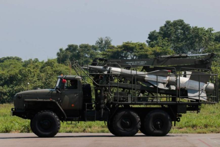 Además del operativo militar, Maduro ordenó el despliegue de un sistema de misiles terrestres y antiaéreos en la frontera con Colombia.