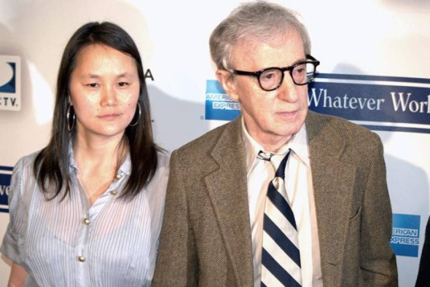 Mia Farrow descubrió que su socio de largo plazo, Woody Allen, estaba engañándola cuando encontró fotos de desnudos que Allen había tomado de su hija adoptada de 20 años Soon-Yi Preven en 1992. Allen y Soon-Yi se casaron en 1997.