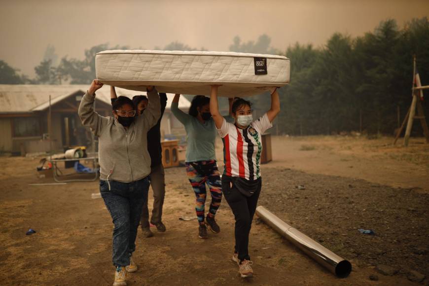 Habitantes recogen pertenencias durante un incendio en Santa Juana (Chile). 