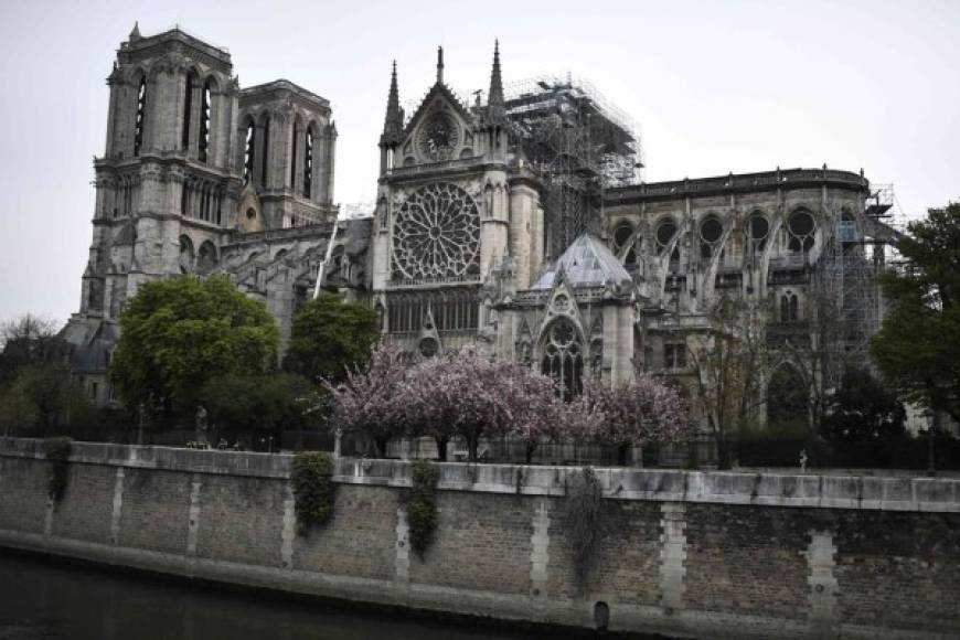 La catedral de Notre Dame de París, parcialmente arrasada por un incendio el lunes, encierra un tesoro litúrgico considerado como uno de los más ricos del mundo.