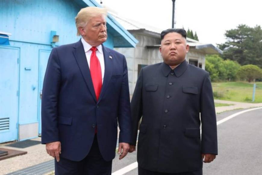 Esforzándose de manera evidente en caminar lentamente, Donald Trump, llegó a pie desde Corea del Sur, luego alcanzó la línea de demarcación algunos segundos antes que Kim Jong Un, vestido como es habitual con un traje con cuello Mao oscuro.