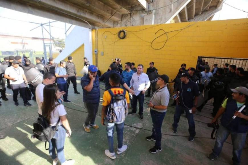 Periodistas, directivos y recogebalones fueron desalojados del estadio Carlos Miranda de Comayagua.