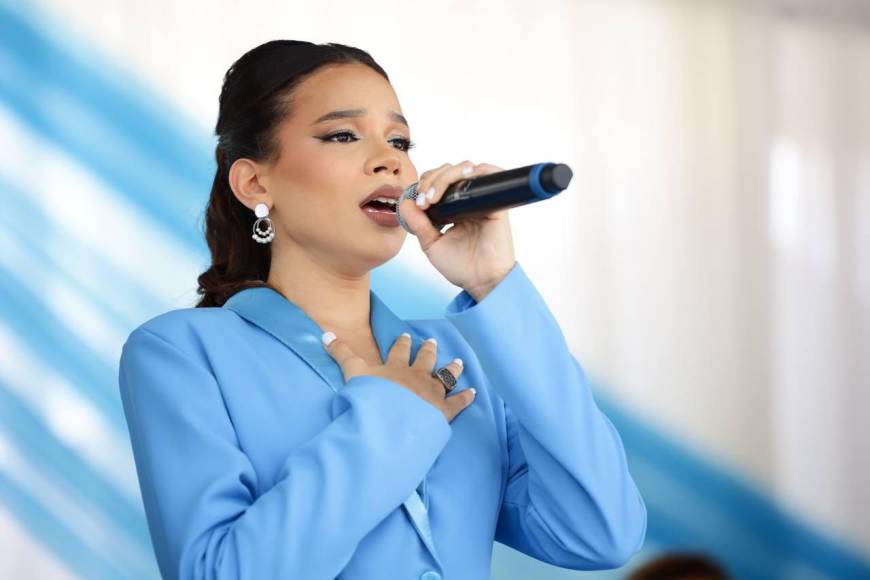 La cantante hondureña Angie Flores fue la encargada de interpretar el Himno Nacional en la Plaza de las Banderas, en San Pedro Sula, con motivo de la celebración de los 202 años de Independencia de Honduras. 