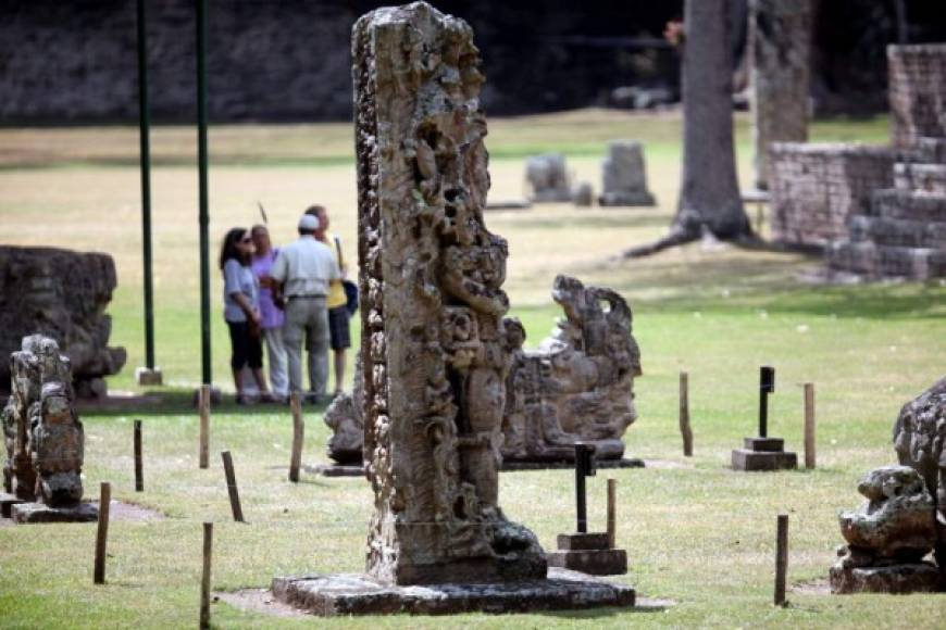 Los gobernantes de Copán quedaron inmortalizados en estatuas hechas en piedra en donde se aprecia el arte maya del tallado en relieve.