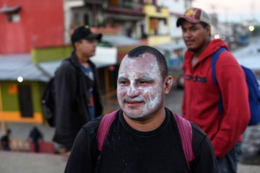 Los migrantes protegen su piel del intenso sol y calor al que se exponen durante sus largas caminatas.