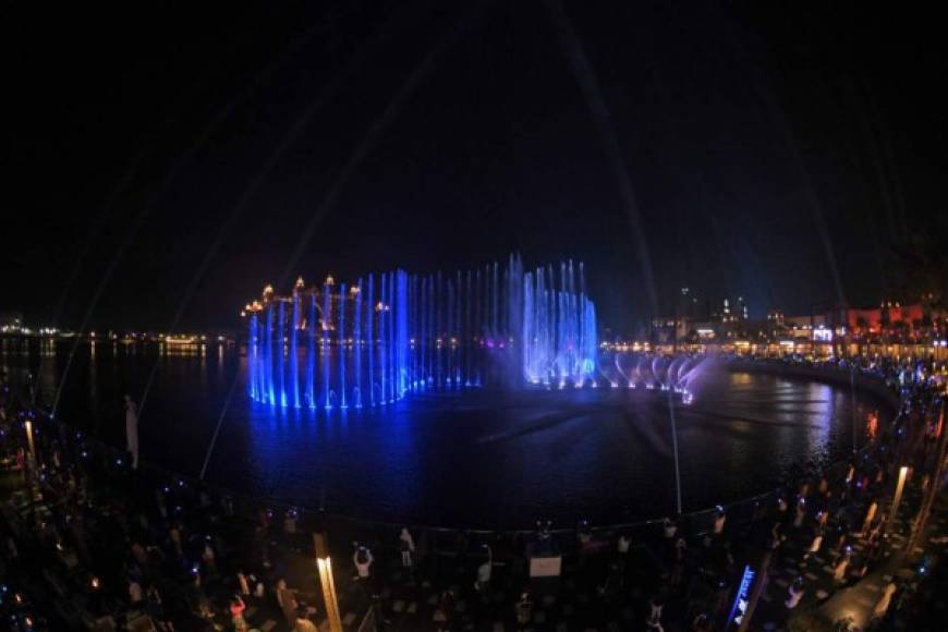 'El Libro Guinness de récords está orgulloso de oficializar que la 'Palm Fountain' superó el récord de la más grande fuente' del mundo, anunció en un comunicado Shaddy Gaad, director comercial para el libro de referencia.