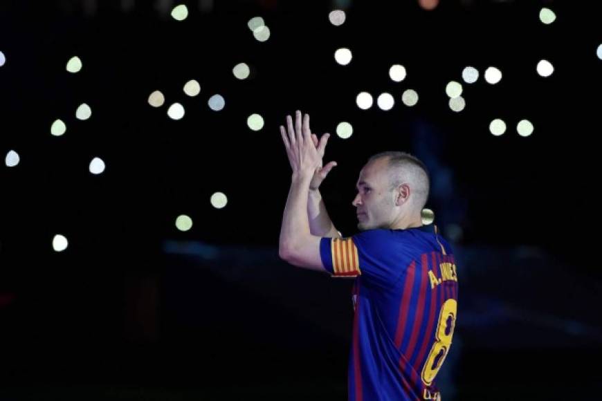Iniesta agradeció las muestras de cariño de los aficionados del Barcelona. Foto AFP
