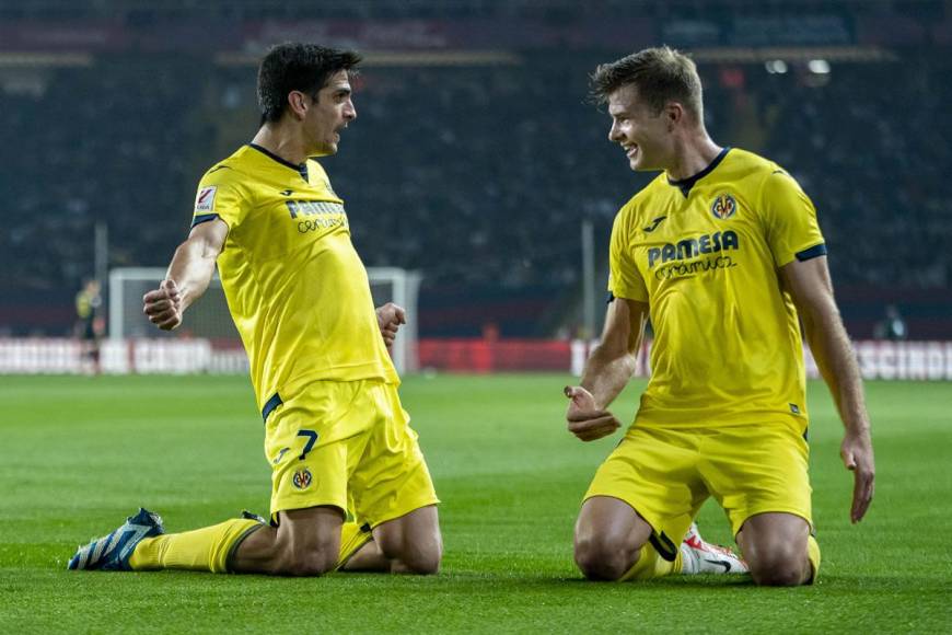 Gerard Moreno celebrando su gol con el delantero noruego Alexander Sorloth.