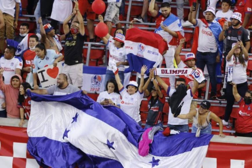 La bandera de Honduras lució en el estadio Red Bull Arena.