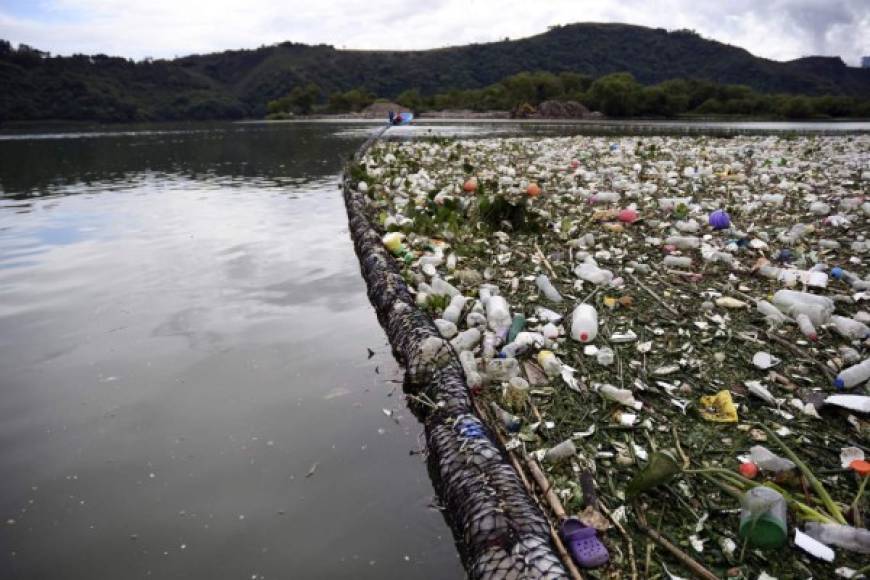 A pesar de la contaminación, El lago de Amatitlán, ubicado a unos 30 km al sur de la capital, es centro de distracción y turismo de miles de guatemaltecos, y las autoridades trabajan por rescatarlo.<br/><br/>