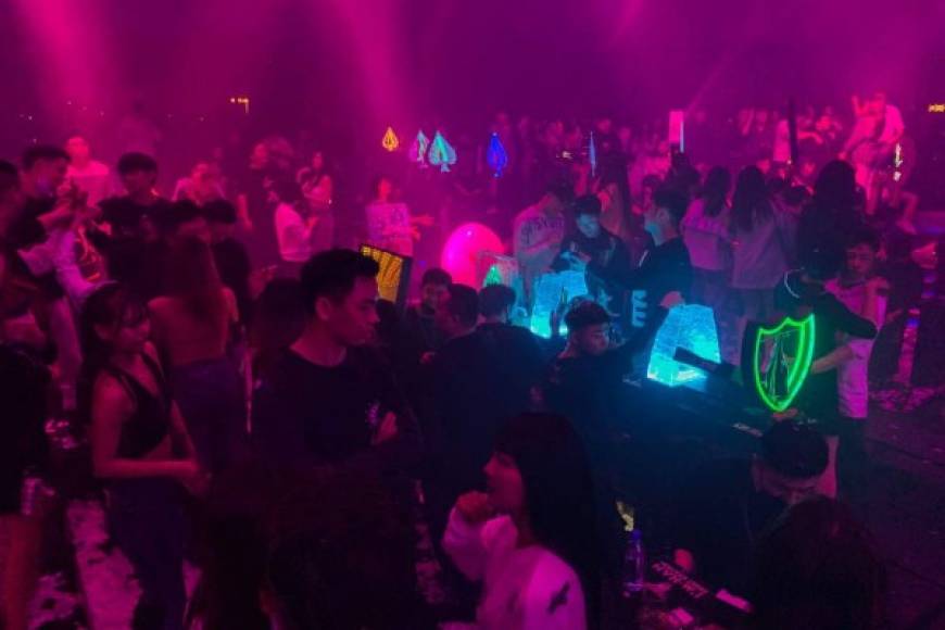 Cientos de jóvenes abarrotan las discotecas de esta ciudad de 11 millones de habitantes que declaró el primer confinamiento por el letal virus tras registrar decenas de muertos por la entonces misteriosa enfermedad.