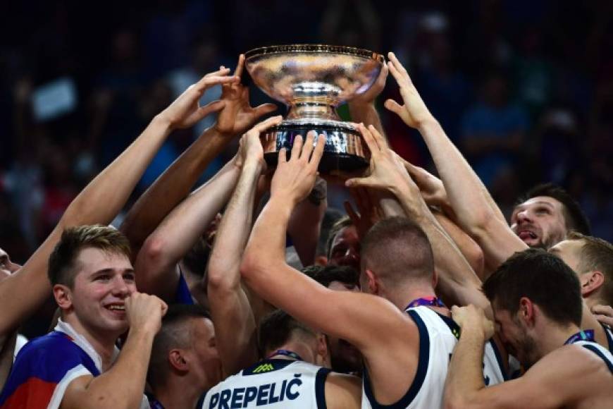 BALONCESTO. Grito de campeón. Los jugadores de Eslovenia levantan el trofeo después de ganarle la final de Eurobasket a Serbia en Estambul.