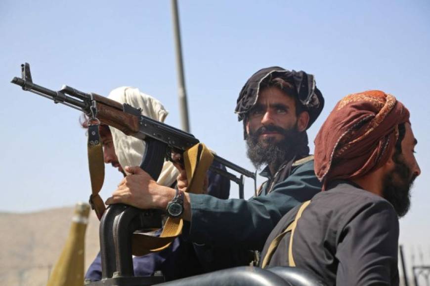 Mientras tanto, los militantes talibanes, armados con rifles Kalashnikov y con turbantes negros, tomaron el poder fácil y velozmente en Kabul.