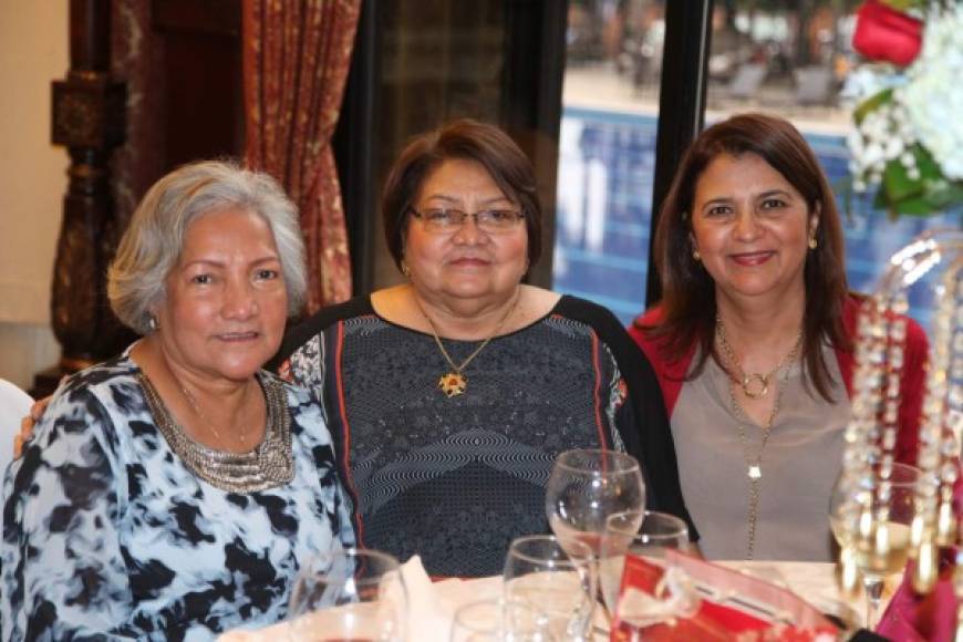 Antonieta Escobar y Liz García.