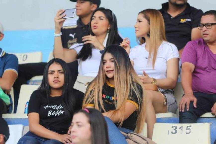 Las muchachas aprovecharon para hacerse selfis antes que comenzara el partido.