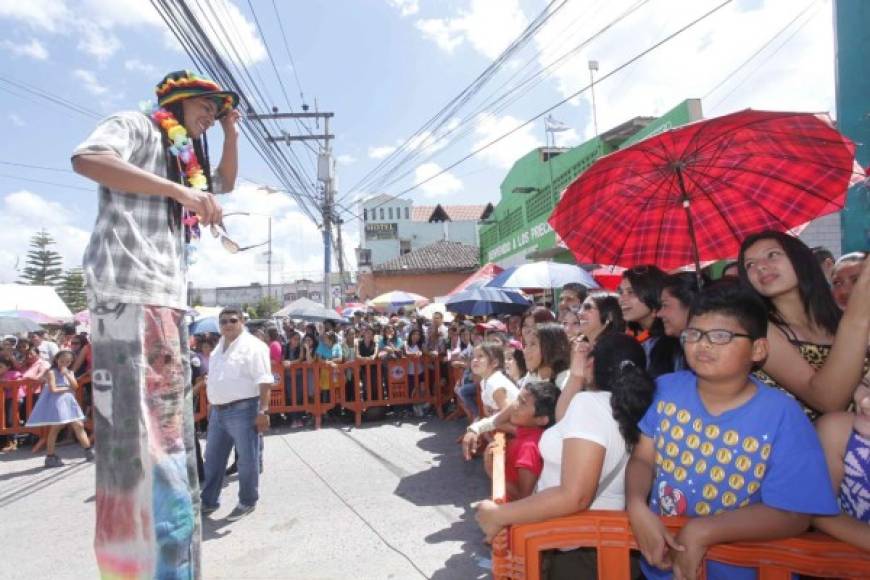 Los famosos zancos no podían faltar para entretener a los asistentes.