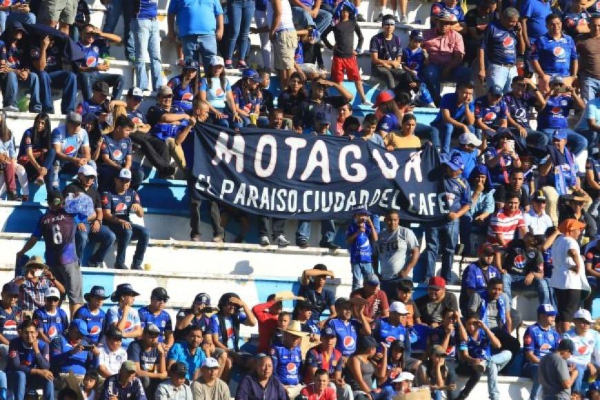Muchos aficionados del Motagua llegaron al estadio Nacional para ver el partido contra Platense.