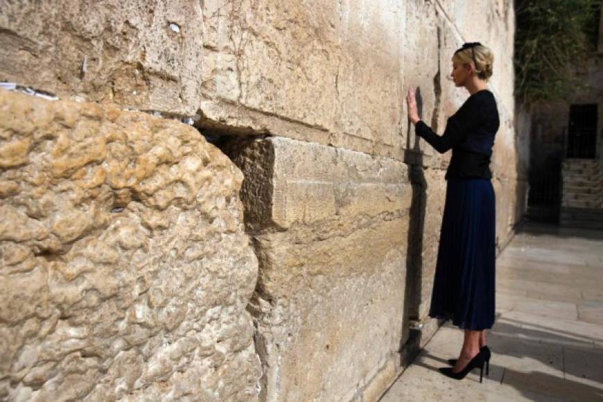 Ivanka, convertida al judaísmo, derramó unas lágrimas en el muro.