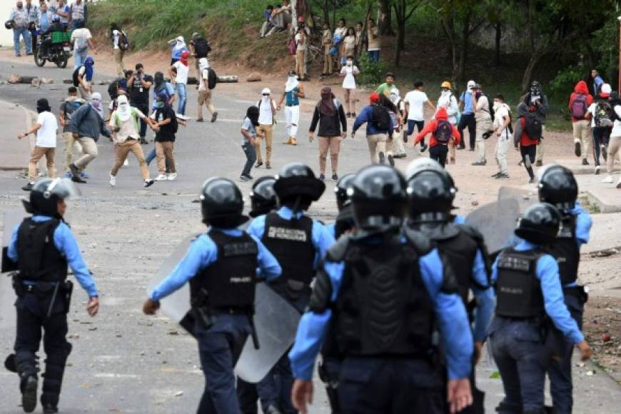 Los estudiantes lanzaron piedras a los a los policías que intentaban habilitar la vía.