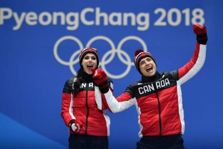 Los patinadores posaron con sus medallas de oro.