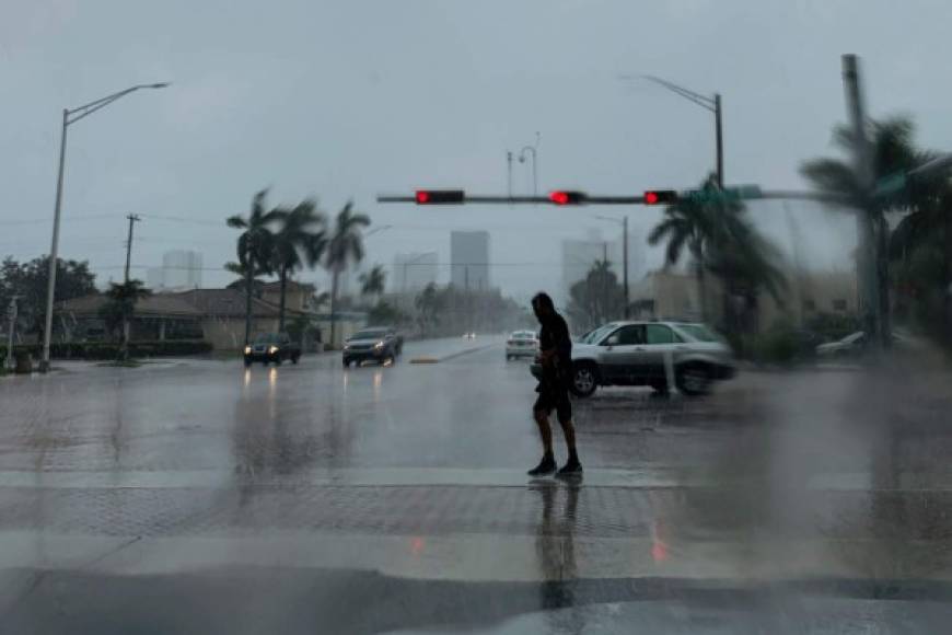 Las bandas de lluvias y vientos del ciclón, que hoy se degradó a categoría 2, comenzaron a afectar el sur de la Florida desde ayer por la tarde.