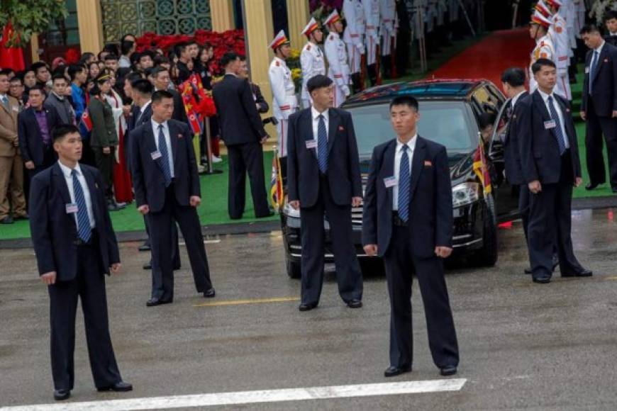 El grupo de escoltas del líder norcoreano han sido cuidadosamente elegidos por su condición física, su puntería, sus conocimientos de artes marciales y también su apariencia.