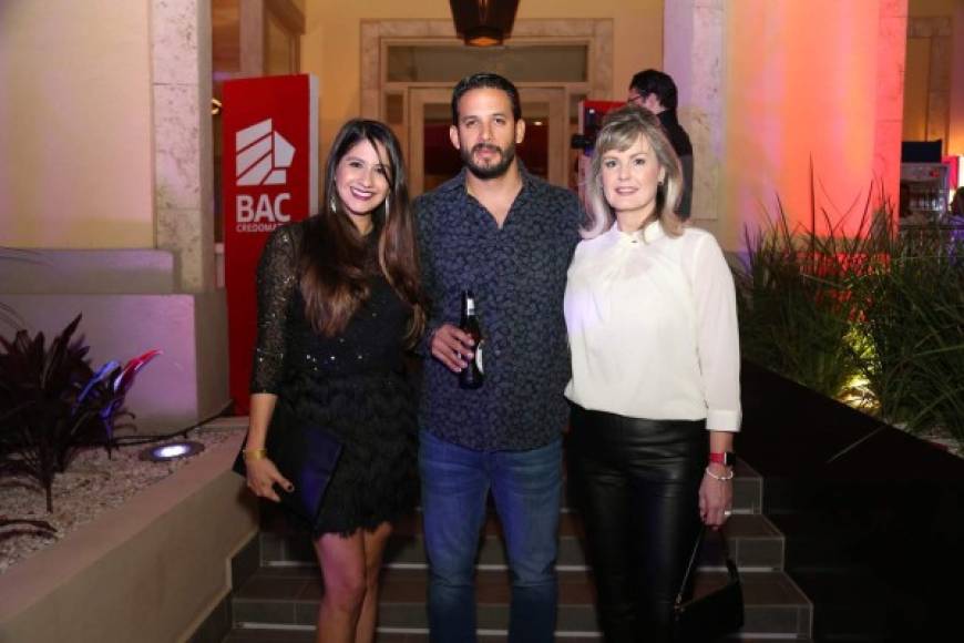 Paola Padilla, Carlos Dávila y Adda Molina.