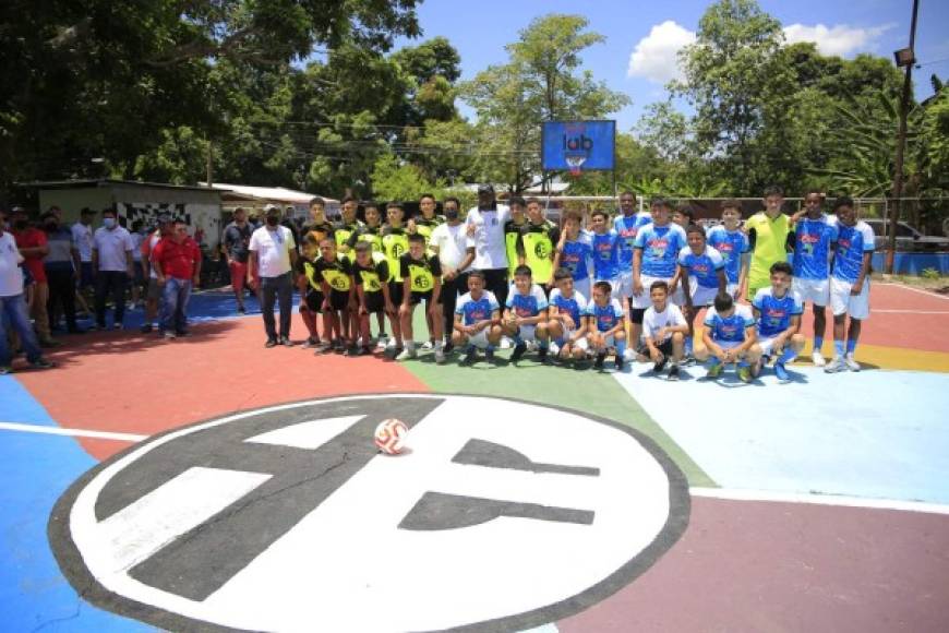 'Estar aquí para mí es un orgullo ayudar a los niños, es un gran esfuerzo de muchas personas. Sé lo que es jugar en este campo donde anoté muchos goles. Pueden disfrutar todos', afirmó la Panterita, quien fue ovacionado.