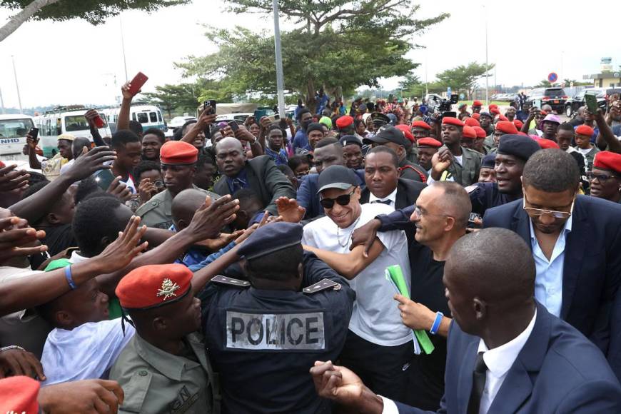 Kylian Mbappé fue rodeado por los cientos de personas que lo recibieron en Camerún.