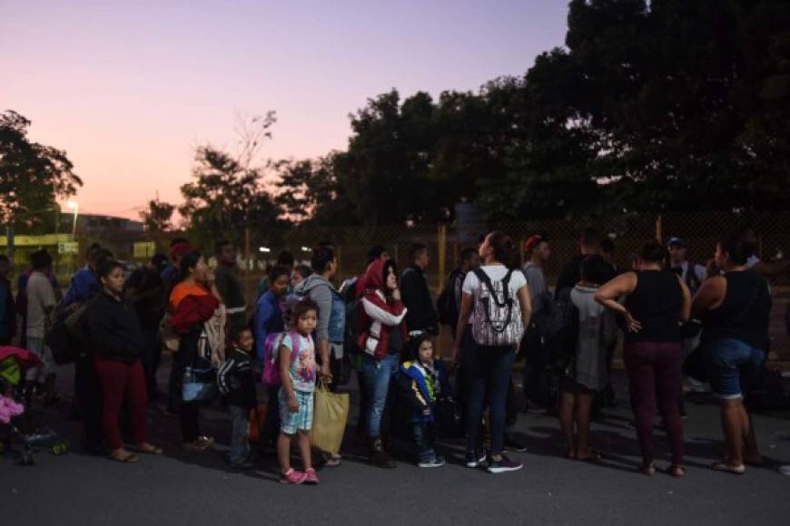 Más de 400 niños acompañan a sus padres y madres en la caravana migrante, de unas 2,000 personas, que cruza estos días el suroriental estado mexicano de Chiapas con el fin de llegar a EEUU.