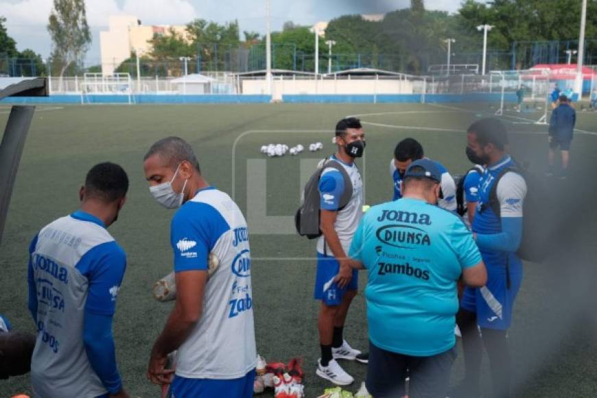 Los futbolistas y cuerpo técnico de la Bicolor no andan solos, sino que ya cuentan con la presencia de los directivos. José Ernesto Mejía y Gerardo Ramos estuvieron presentes. <br/><br/>