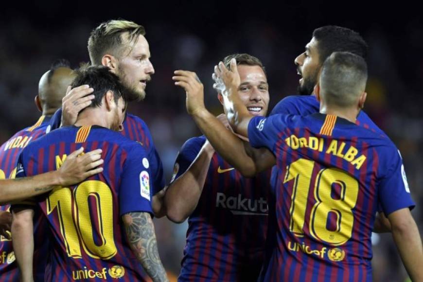 Messi es felicitado por sus compañeros tras su segundo gol.