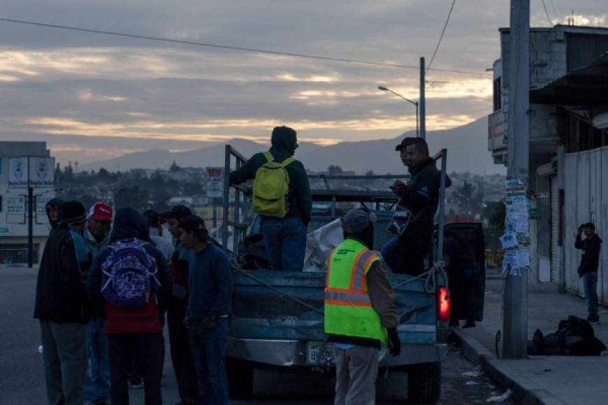 Tras permanecer varados por varias semanas en la ciudad mexicana de Tijuana, decenas de migrantes de la caravana que buscan solicitar asilo a las autoridades estadounidenses lograron conseguir trabajo temporal mientras esperan que se defina su situación migratoria.