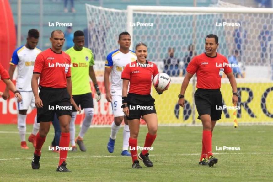 Segundo error, Elmer Güity del Olimpia solo fue amonestado tras una fuerte entrada sobre Omar Elvir. Para muchos el jugador debió ser expulsado pero la árbitro no se atrevió.