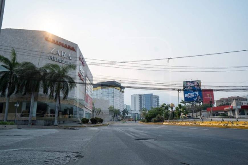 Las zonas comerciales, donde el tráfico se acostumbra a ser pesado, lucen vacías.