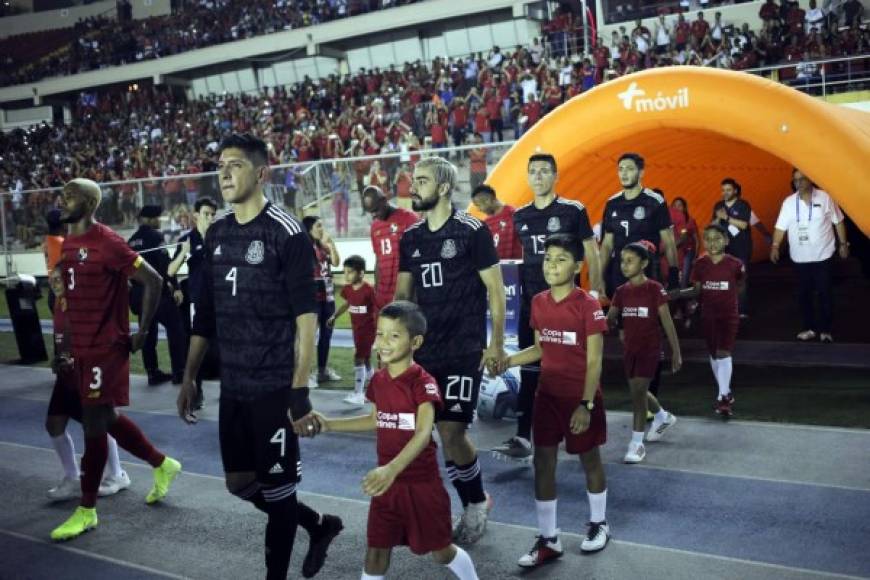 La salida de los equipos titulares de Panamá y México al estadio Rommel Fernández.