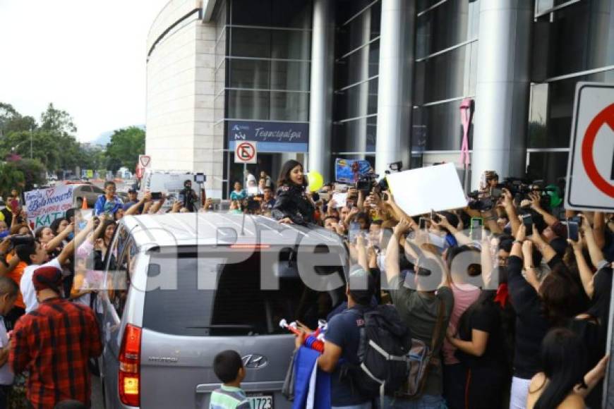 En el aeropuerto se formó un alboroto, la hondureña no pudo compartir con sus fans.