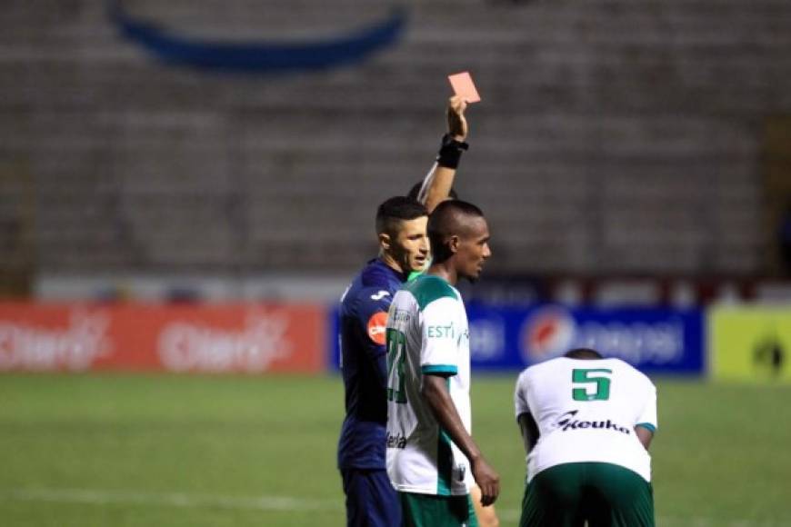 El momento en el que Héctor Castellanos era expulsado del partido y deja con nueve jugadores al Motagua. Antes, había visto la roja Walter Martínez.