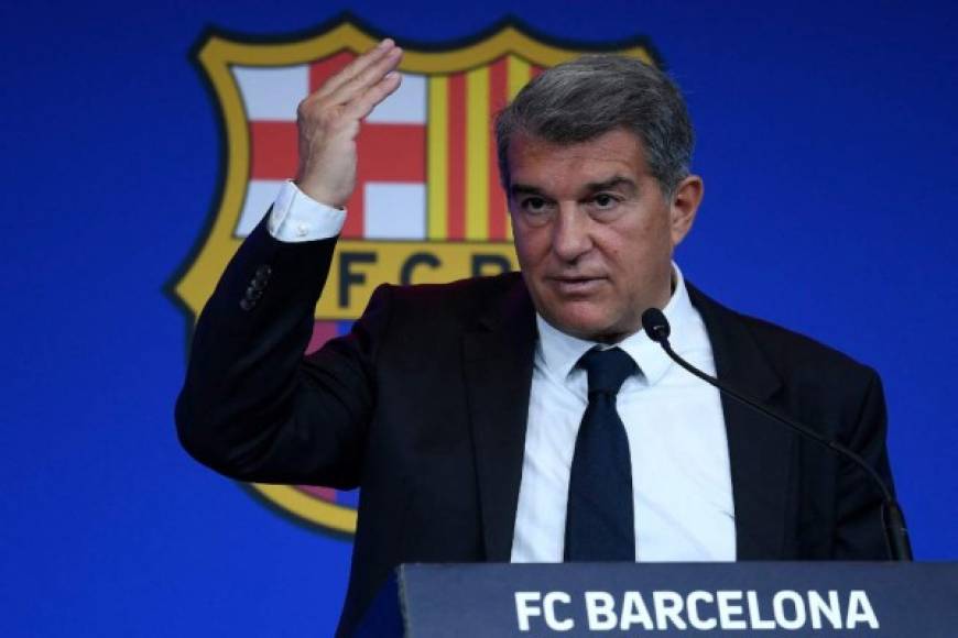 El presidente del Barcelona, Joan Laporta, afirmó que las conversaciones para la continuidad del técnico Ronald Koeman al frente del equipo azulgrana 'van muy bien', sin querer confirmar si seguirá. Foto AFP.