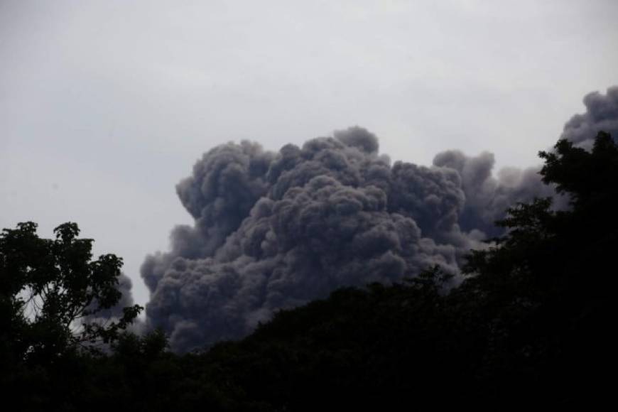 De acuerdo con el Instituto Nacional de Sismología, Vulcanología, Meteorología e Hidrología (Insivumen), la actividad de este domingo ha sido la erupción más fuerte de los últimos años del cono, el más activos de los 32 que tiene Guatemala.