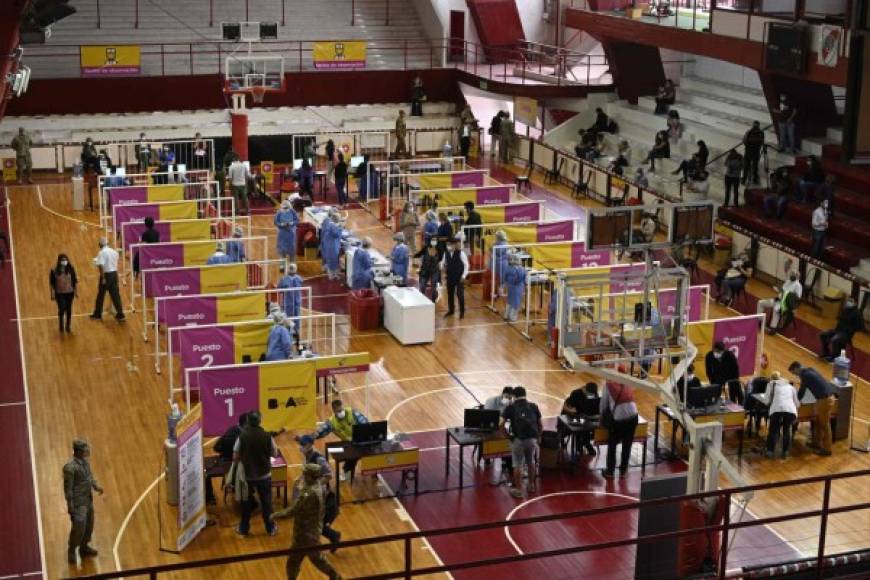 Estadios de baloncesto también han sido destinados para vacunar a cientos de personas.