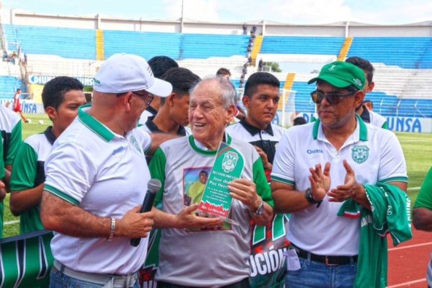 La directiva del Marathón, entre ellos Orinson Amaya y Rolin Peña, homenajearon al entrenador hondureño Chelato Uclés.
